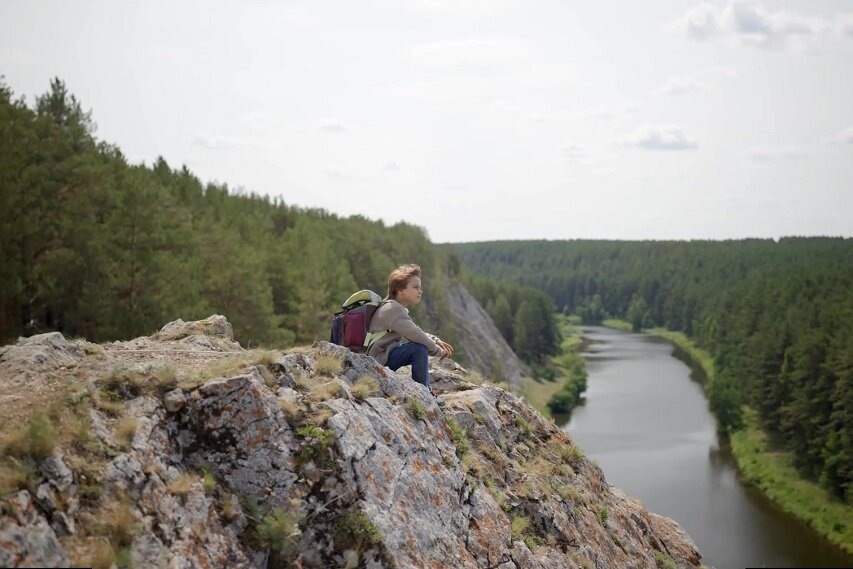 После школы Саша Мельников часто гуляет в одиночестве