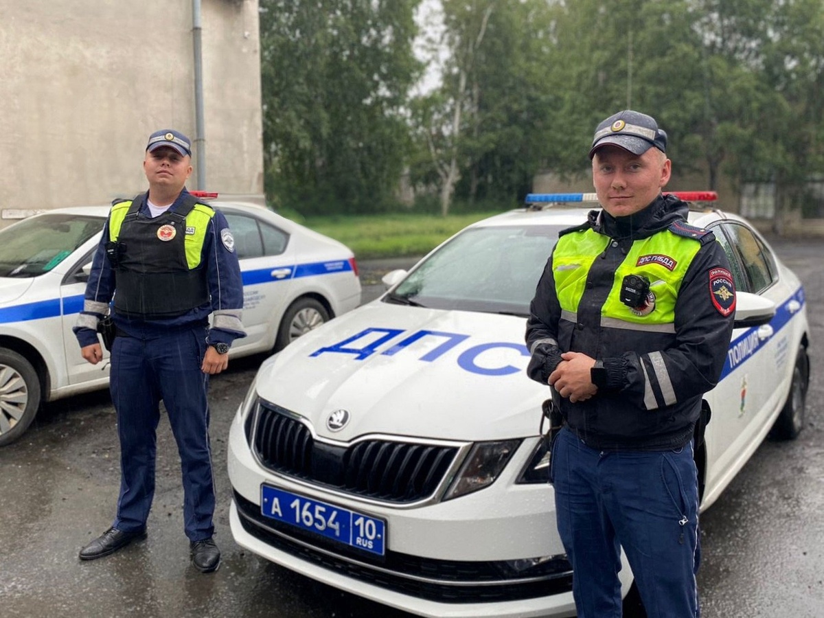    Автоинспекторы Петрозаводска помогли водителю вытолкать с дороги машину с поломкойскриншот из видео
