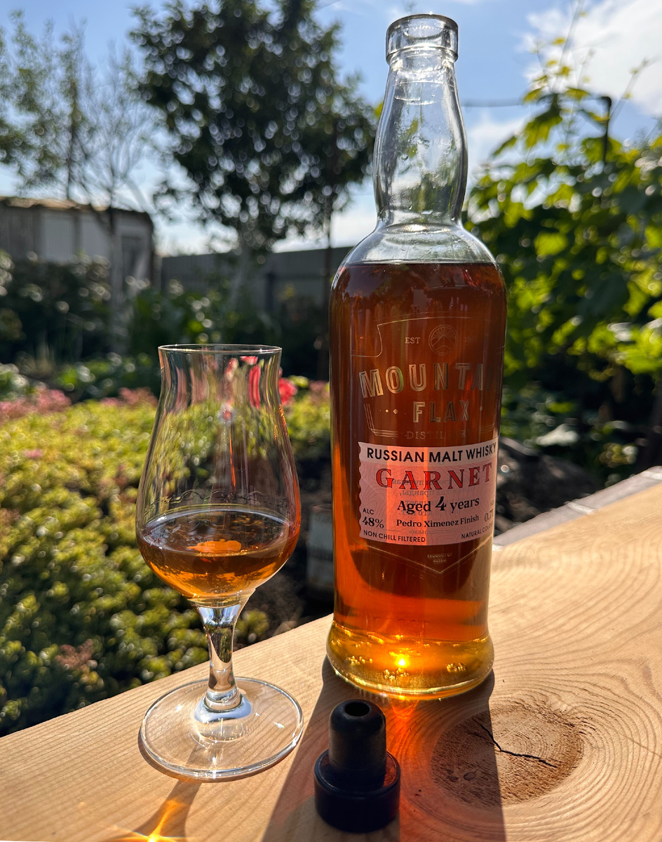 Уже узнаваема бутылка и этикетка. Пробку бы конечно получше хотелось.