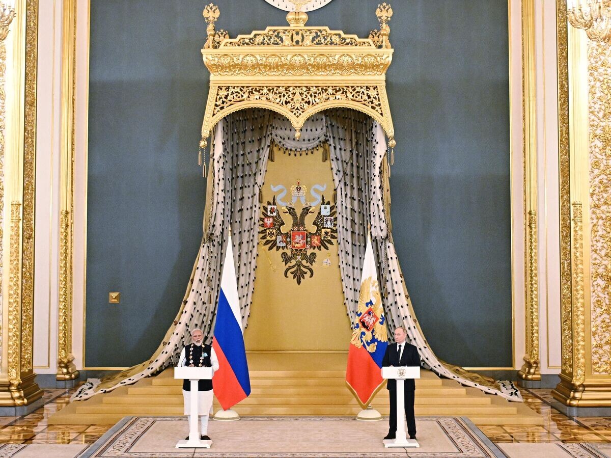    Президент РФ Владимир Путин и премьер-министр Индии Нарендра Моди во время встречи в Москве© РИА Новости / Сергей Бобылев