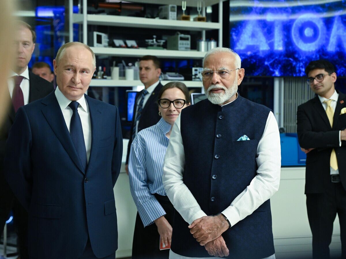    Президент РФ Владимир Путин и премьер-министр Индии Нарендра Моди (справа) во время посещения павильона "Атом" на ВДНХ© РИА Новости / Алексей Майшев
