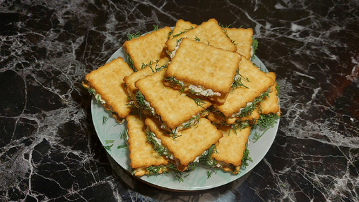 Сэндвичи из крекеров с крабовыми палочками, сыром и яйцами. Вкусные и простые рецепты на скорую руку