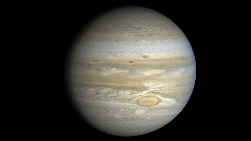 45 лет назад, 9 июля 1979 года, космический аппарат «Вояджер-2» подошел к Юпитеру на рекордное расстояние в 350 000 миль, а также сделал более 17 тысяч фотографий планеты и ее спутников, подтвердил...