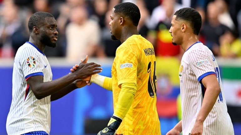    Игроки сборной Франции Дайот Упамекано, Майк Меньян, Вильям Салиба. AFP