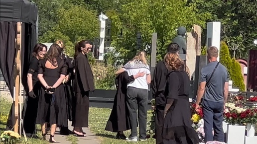 Семья и друзья Анастасии Заворотнюк собрались на Троекуровском кладбище . 40 дней без Насти