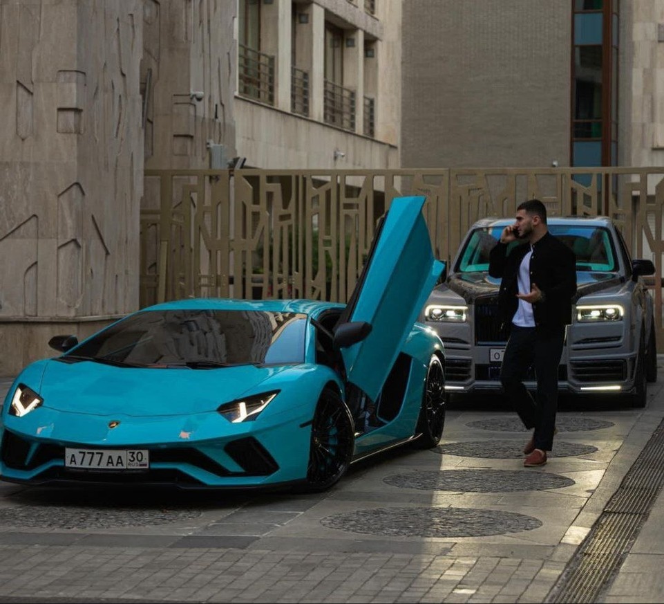    Блогер выходил из своего автомобиля, когда его окликнули подростки. Фото: личные соцсети Асхаба Тамаева