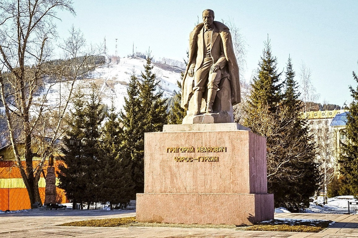Памятник Г.И. Чорос-Гуркину в Горно-Алтайске.