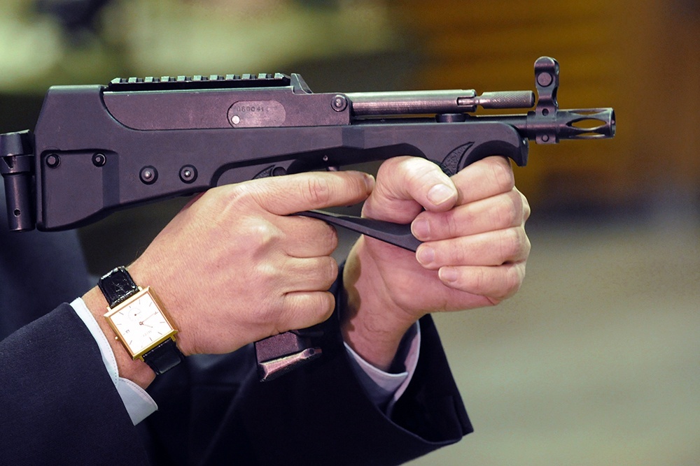    Этот пистолет-пулемет одинаково хорошо подходит для оперативников спецслужб и бойцов воюющей армии. / РИА Новости