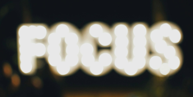 Размытая картинка призывает к точной фокусировке / Фото:unsplash.com 