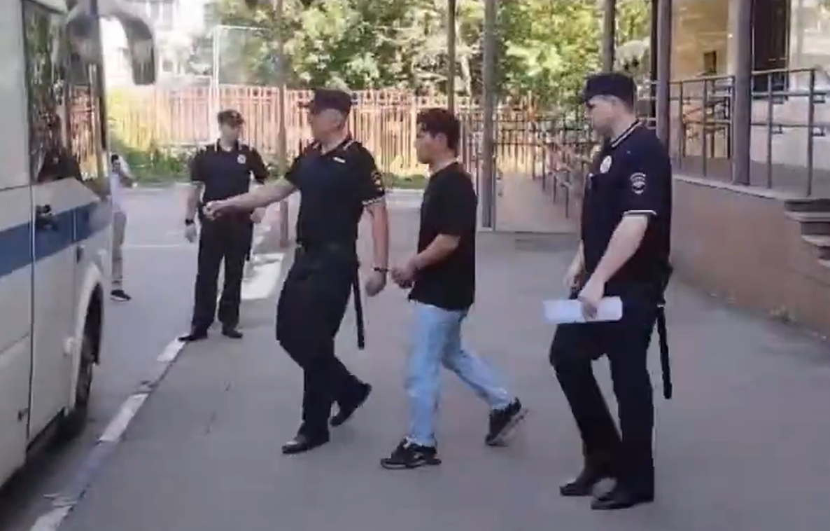 Задержанный по обвинению в изнасиловании. Фото: скриншот видео Следкома