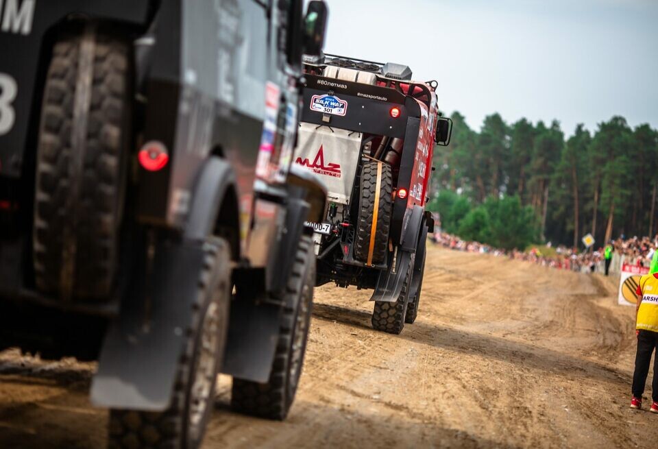    Гонщик МАЗа выиграл 5-й этап «Шелкового пути» на поврежденных колесах. Фото«Шелковый путь»