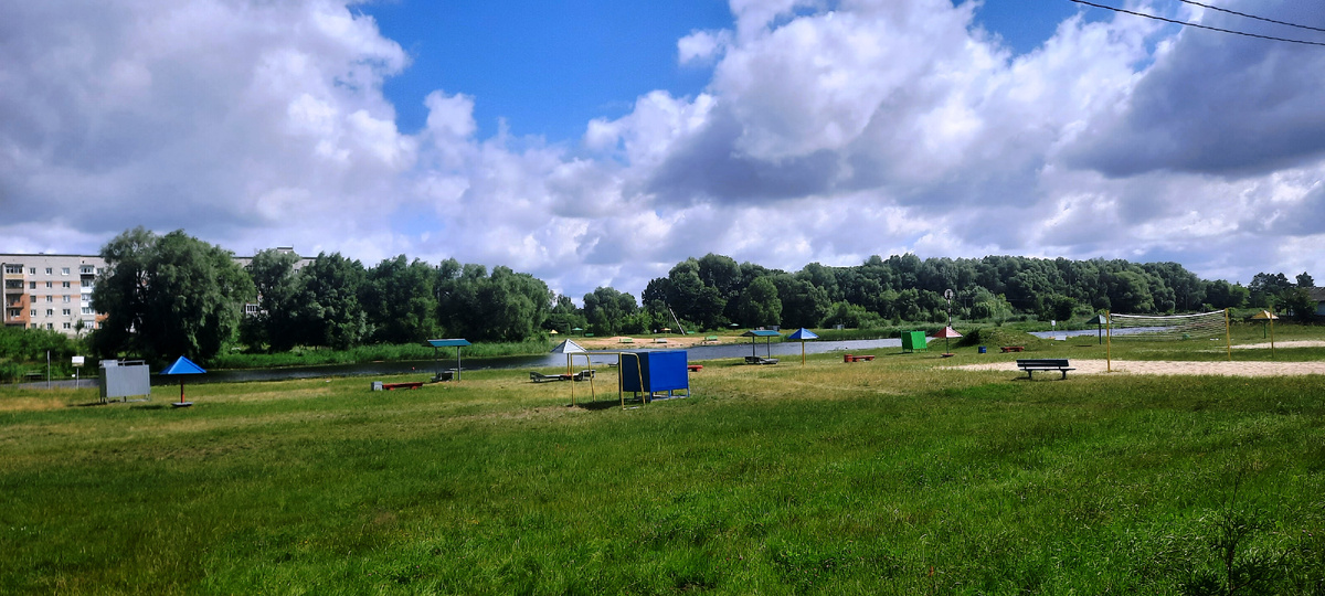 Пляж на реке с обеих сторон.