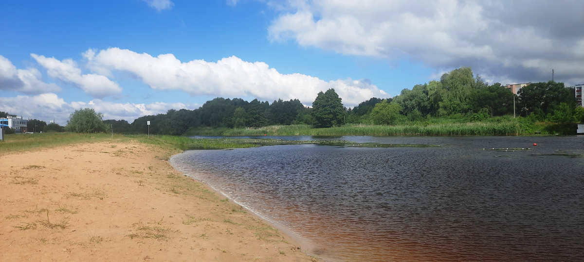 Мухавец, вид вниз по течению, справа видны красные буи, указывающие на судоходство.