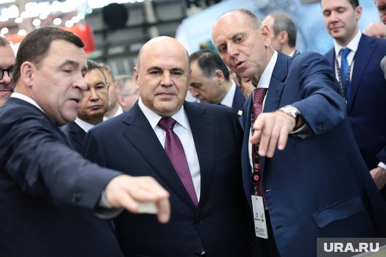 Мишустин на свердловском стенде в компании губернатора Куйвашева и промышленника Дмитрия Пумпянского. Фото: Роман Наумов © URA.RU