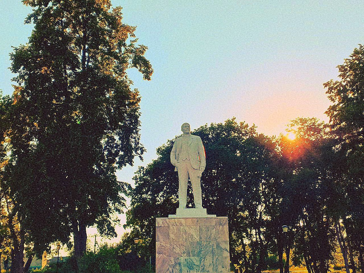 Памятник Ленину представляет собой шестиметровую бронзовую фигуру вождя, установленную на семиметровом гранитном постаменте. Ленин изображен в полный рост, с непокрытой головой. Во всей фигуре и, особенно, в лице чувствуется решимость, несгибаемая сила воли. Он словно идет навстречу «октябрьскому ветру».