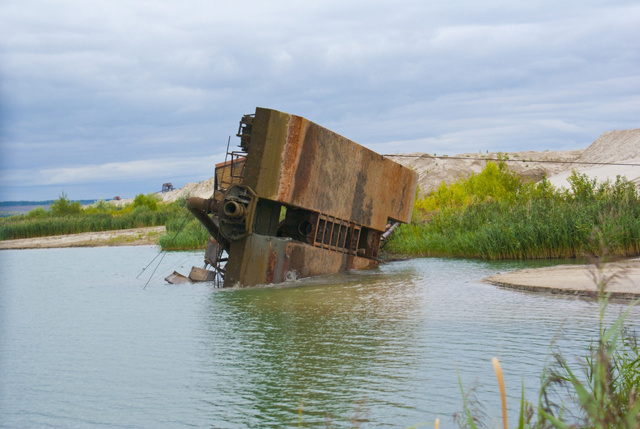    Гигантский земснаряд пролежал на 12-метровой глубине несколько лет