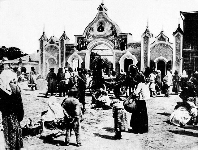    1900 год. Курская губерния. Ярмарка в Коренной пустыни. Площадь у монастырских ворот