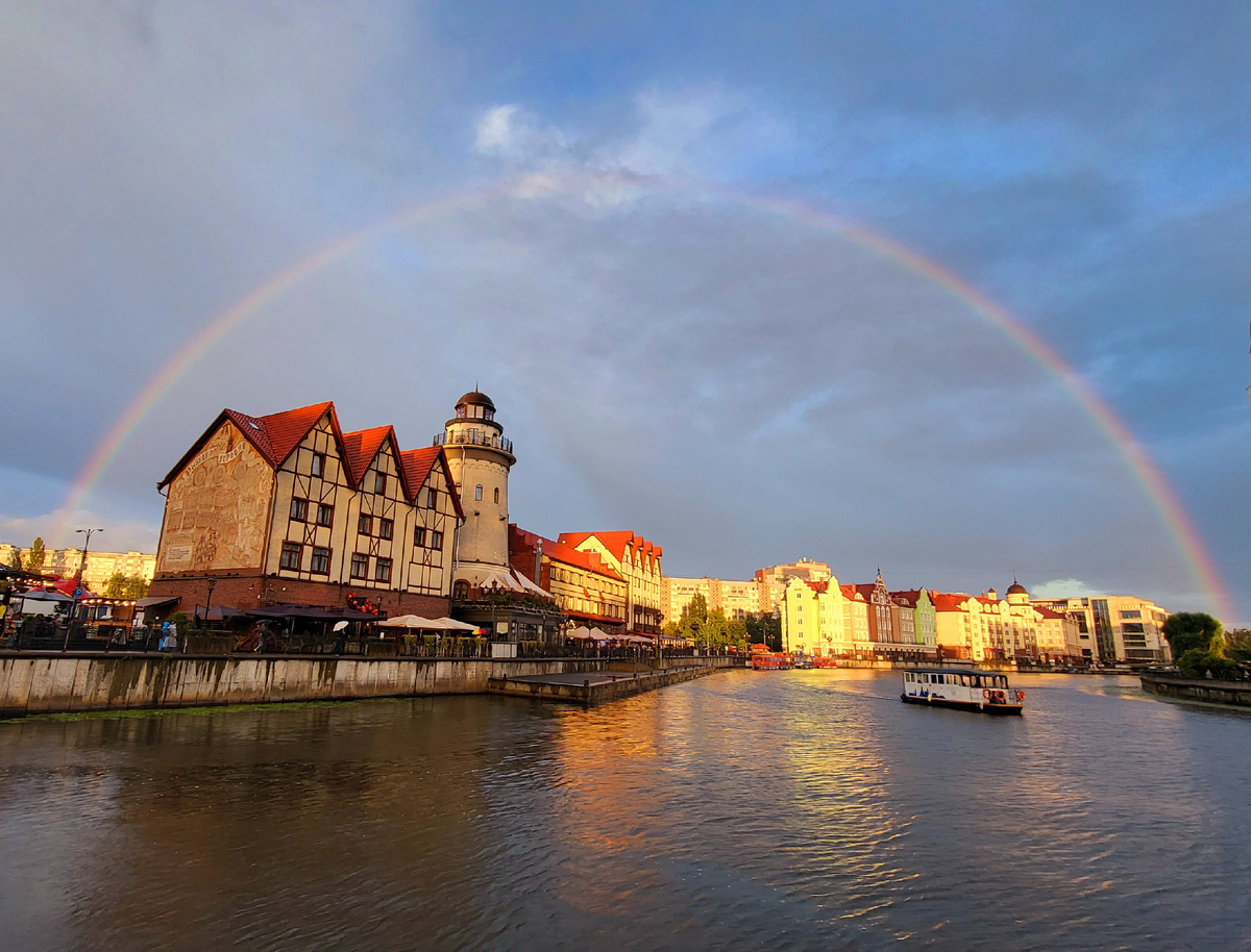 Красивая радуга над Рыбной деревней в Калининграде 