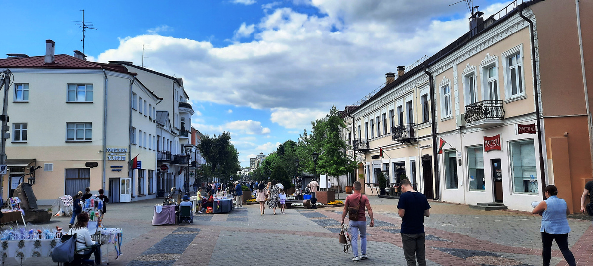 Галерея посвящена улице Советской. В самом конце галерее тот самый газовый уличный фонарь, о нем немного в тексте уже было. Очень яркая улица, колоритная, шумная, отражающая весь ритм города. Она запоминается надолго. Прогуляйтесь вместе со мной.