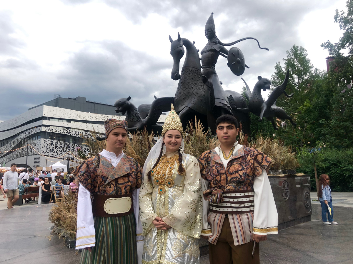 Сквер " Каракуз" . Артисты на фоне скульптуры Даши Намдакова " Каракуз"