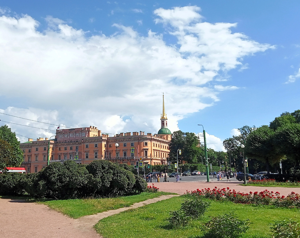 Михайловский замок со стороны Марсова поля. Фото автора