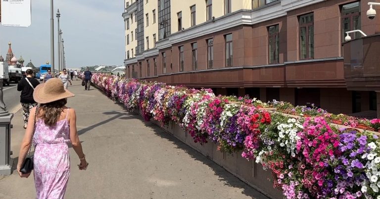 Раньше москвичи сами несли на мост цветы, но мэрия заботится о жителях города и все сделала за них.