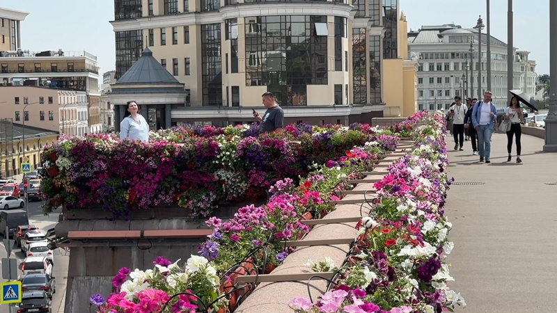Раньше москвичи сами несли на мост цветы, но мэрия заботится о жителях города и все сделала за них.-2