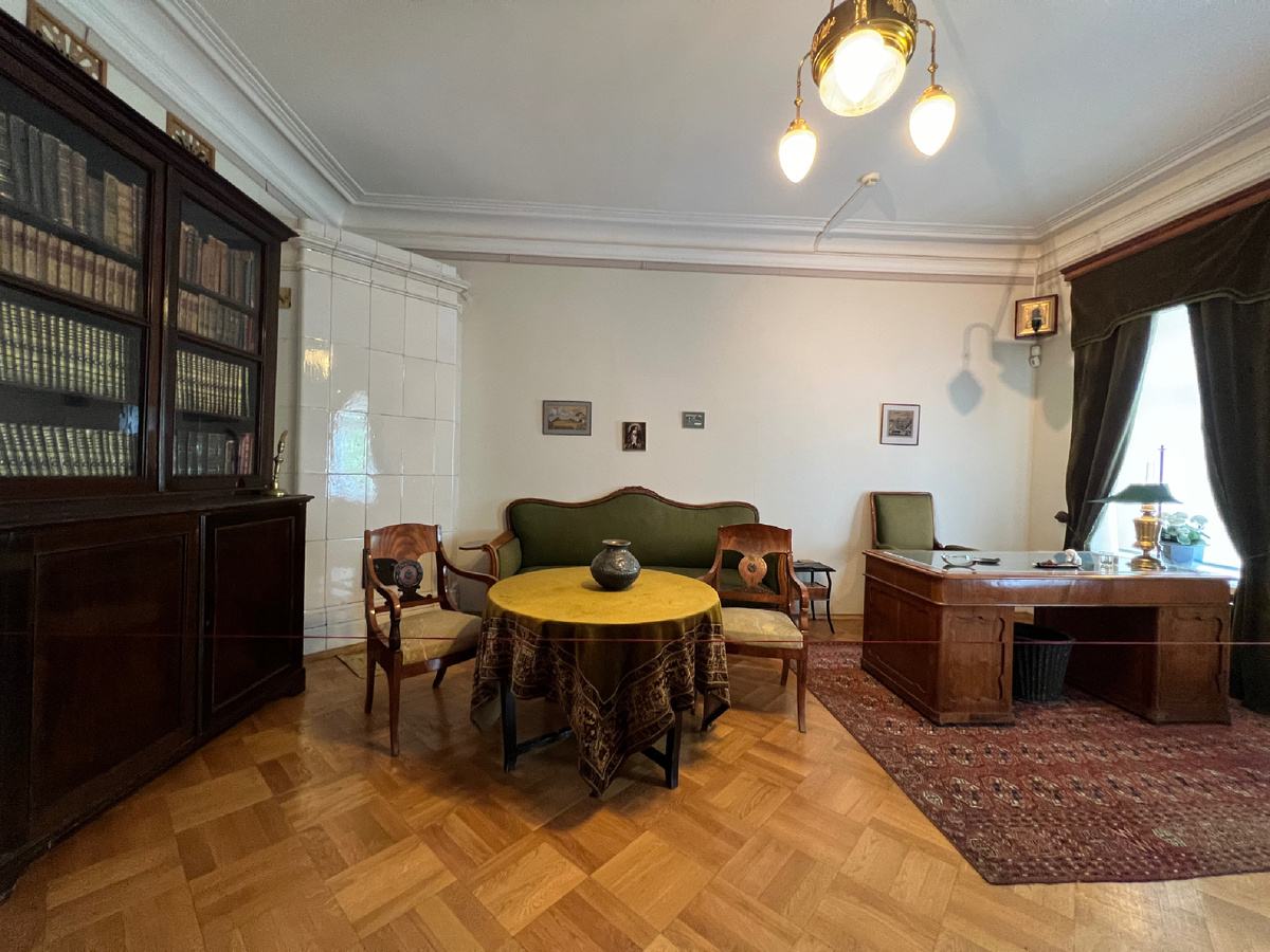 Библиотека и рабочий кабинет в квартире Александра Блока. Фото автора 