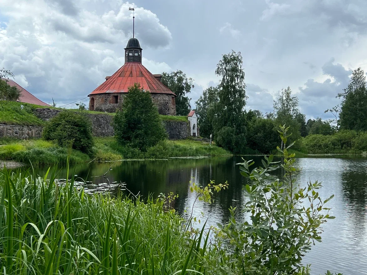 Музей-крепость Корела. Круглая воротная башня Ларса Ларса Торстенсона 1583-1585 гг., вид с берега реки Вуокса. Фото автора