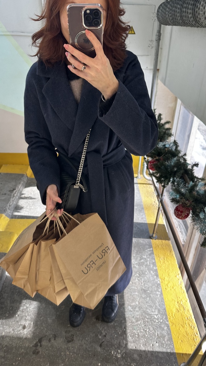 Одно из самых любимых пальто в гардеробе. Темно-синее от Pompa. Ношу уже даже не помню сколько лет, но до сих пор с удовольствием ❤️ 