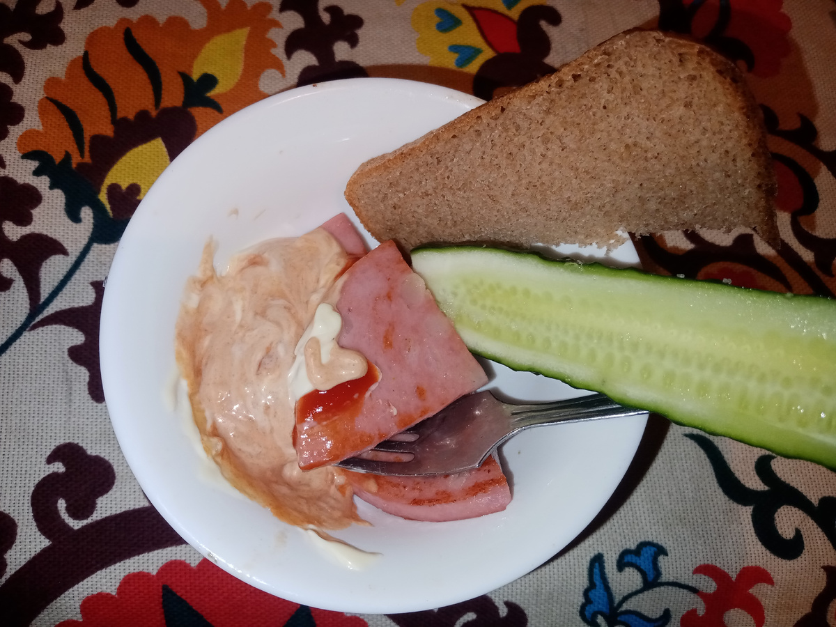 ночной дожор жареной колбасой с вот этим всем, что рядом;) соус - майонез кетчуп горчица чеснок