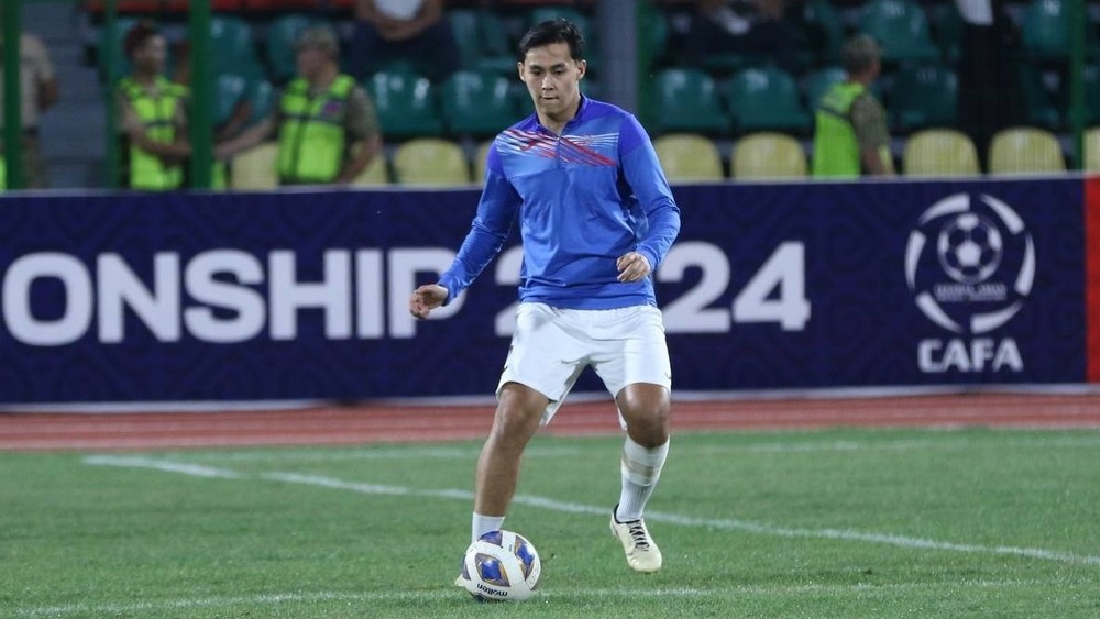 «Sport АКИpress» - Молодёжная сборная Кыргызстана по футболу U-20 сегодня, 9 июля, сыграет свой второй матч на международном турнире САFA в Жалал-Абаде.В матче третьего тура группового этапа кыргызстанцы сыграют против сверстников из Таджикистана. Начало матча в 22:00.Сын замглавы Кабмина, главы ГКНБ Камчыбека Ташиева Эмир-Хан Кадыршаев выйдет на поле в основном составе и выведет команду в качестве капитана.