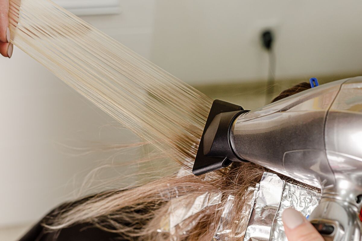 Мастер специально выдувает бóльшую часть волос, чтобы добиться плавного перехода оттенков. Источник: Shutterstock📷
