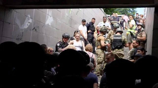 Близлежащий подземный переход после объявления воздушной тревоги был заполнен людьми до отказа