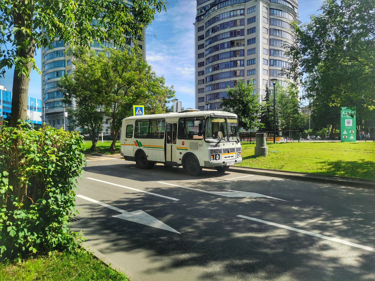 Автобус ПАЗ-32053-110-07 ГБУ "Жилищник района Щукино". Улица Расплетина. На сегодня - единственная наземная фотография. Дальше все снимки будут уже из метро.