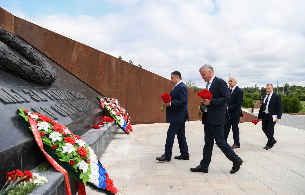 Руководители Тверской области почтили память героев на Ржевском мемориале