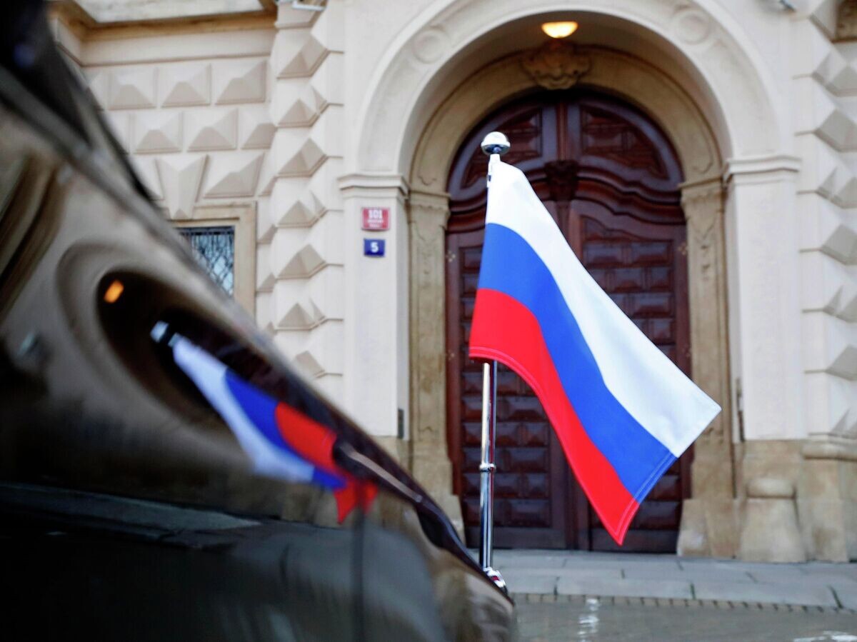    Автомобиль посольства России© AP Photo / Petr David Josek