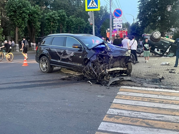    Проклятый перекрёсток: на Октябрьском проспекте произошло страшное ДТП с двумя иномарками