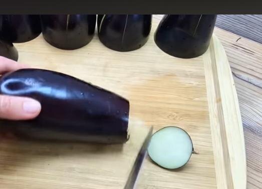 Каждый баклажан режем пополам и листаем галерею.