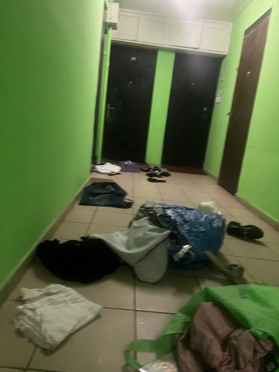 так  он  впервые  меня  выгнал  из  дома.   Вещи  собирала  по  подъезду  и  с  участковым.   А  еще  он  хотел   их  просто  выкинуть  на  улицу  с  балкона.  