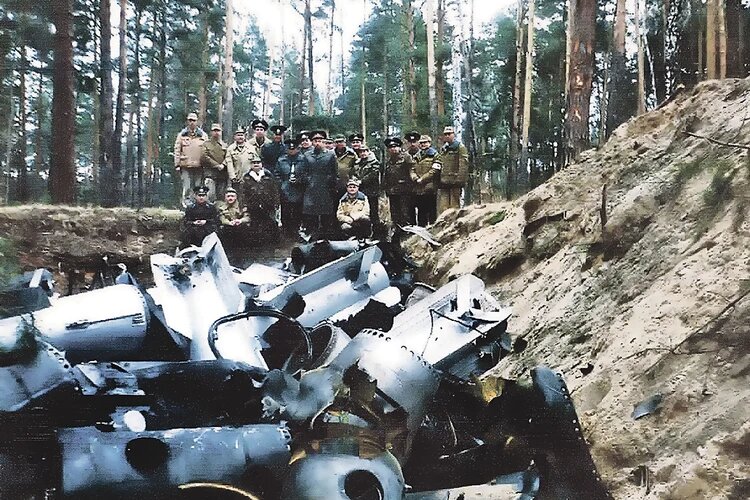 «Семейное» фото на память на месте захоронения в украинском лесу тактических ракет (уже без ядерных боеголовок). Фото: Личный архив А. Зайца 