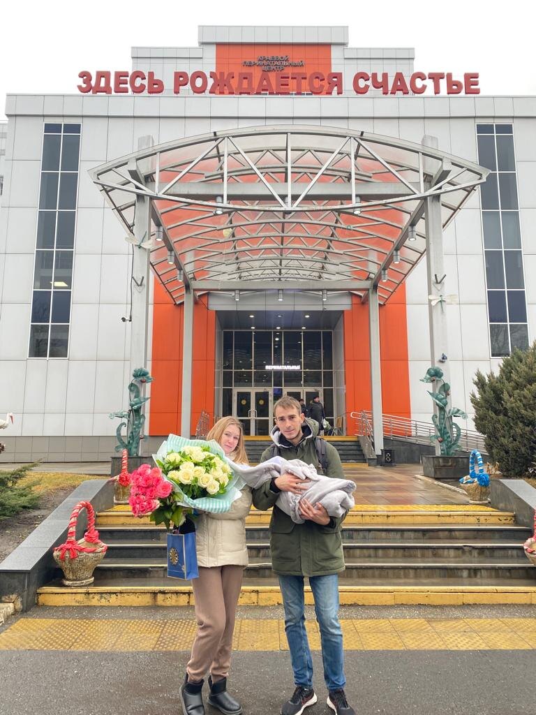 А теперь он уже во всю носится по дому и держет в страхе собаку и кошку😂