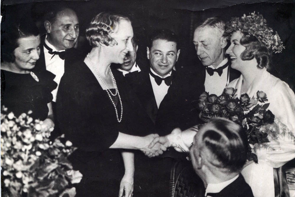    Г. Кузнецова, И. Троцкий, В. Бунина, А. Седых, И. Бунин на церемонии вручения Нобелевской премии, 1933 г. / turgenevmus.ru