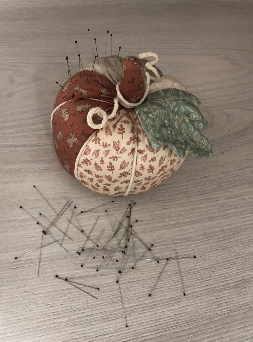 Лоскутная игольница в виде тыквы