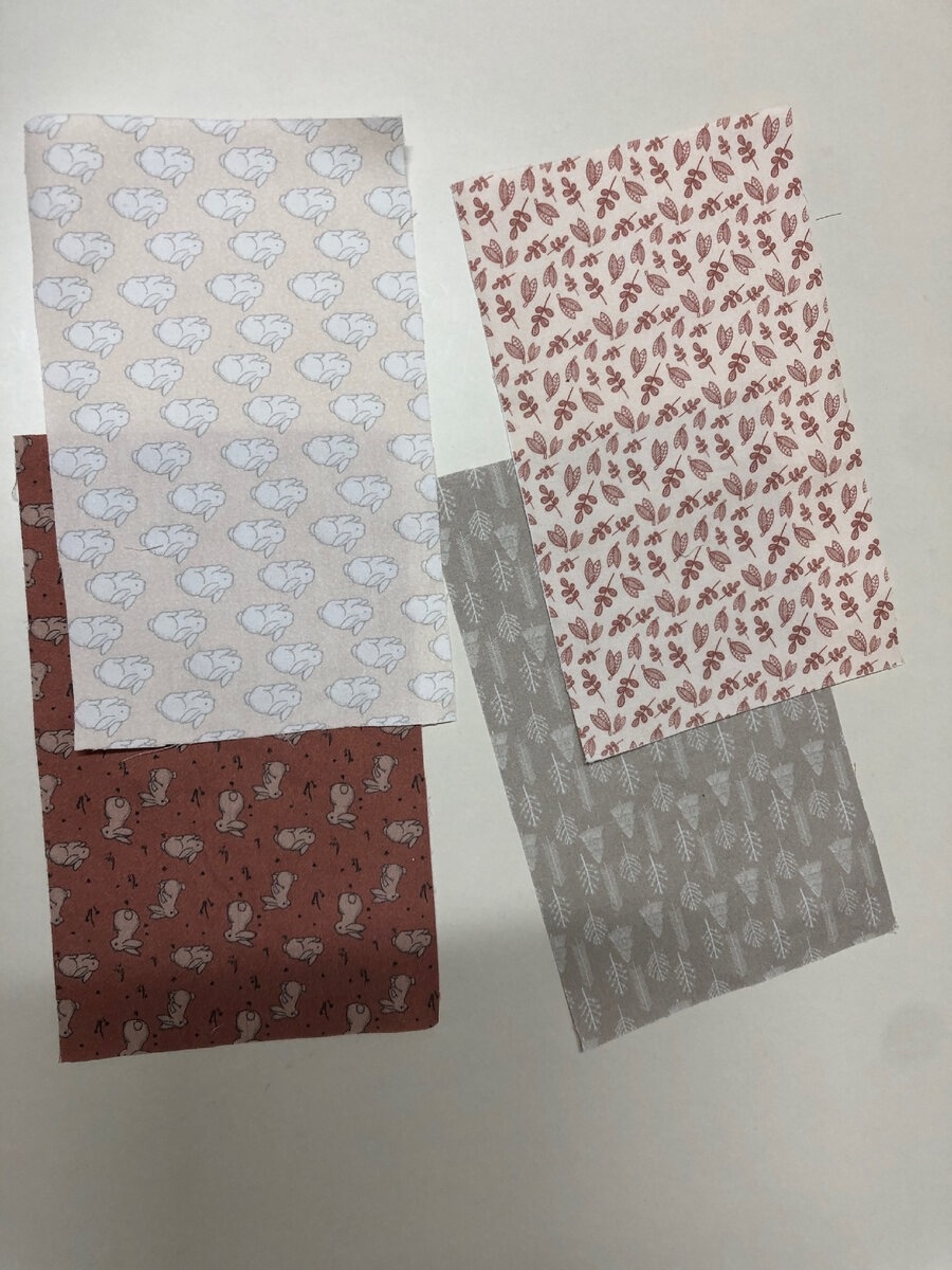 Для пошива игольницы вырезала 4 детали 22х11 см. , очень понравилась расцветка этой ткани (хлопок), решила использовать все цвета, тем более они в одной цветовой гамме.