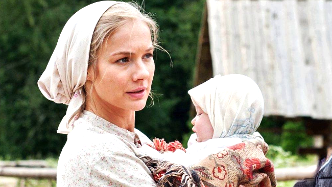 на фото Елена Аросьева в сериале "Два берега"