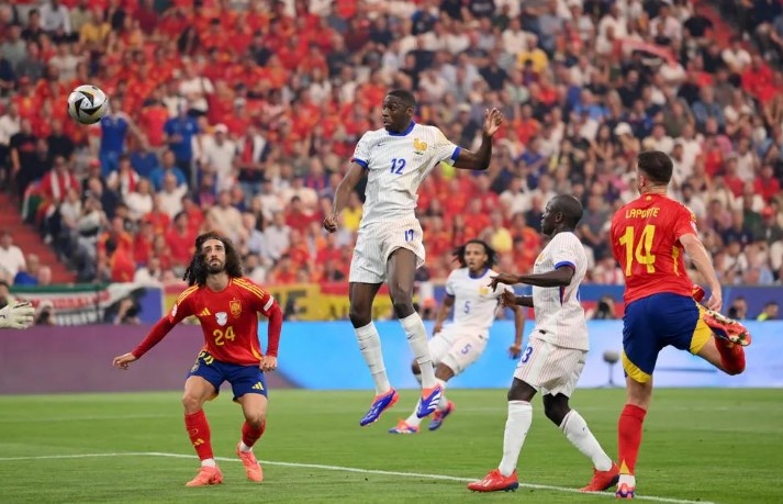 Рандаль Коло Муани забивает первый мяч сборной Франции с игры на этом ЕВРО 