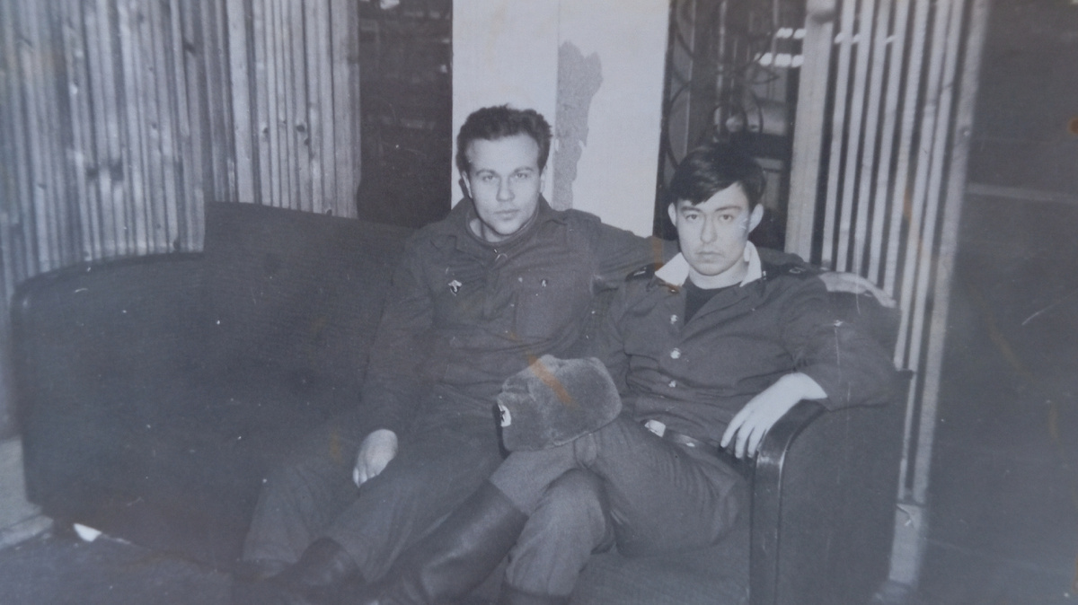 Я с сослуживцем. Зима , начало 91 года. 