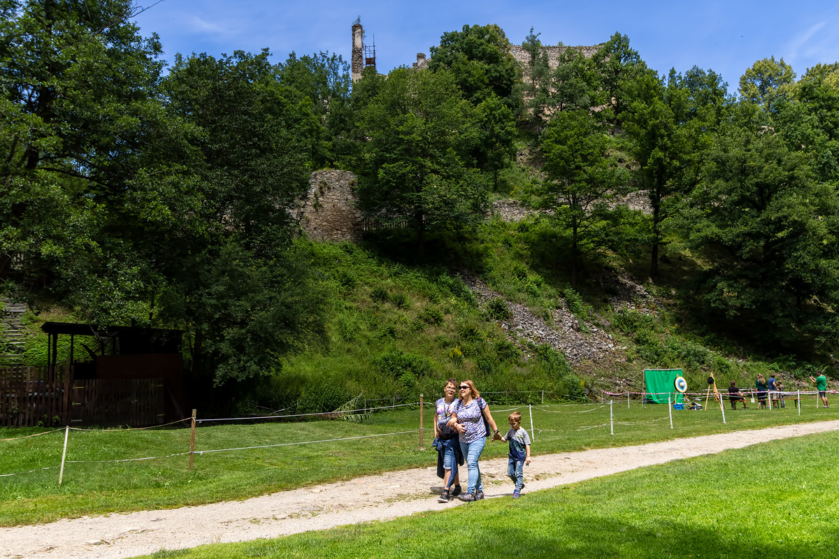 это я с сыновьями шагаю по Чехии. За кустами замок Дивчи камен.