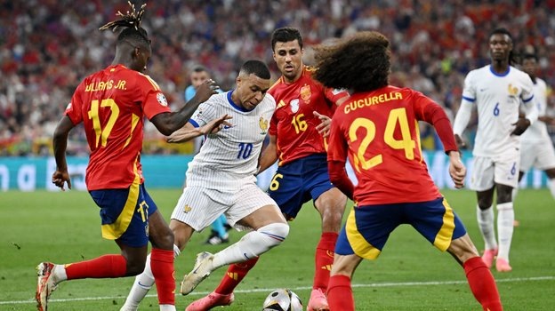    Килиан Мбаппе в матче против Испании. Reuters